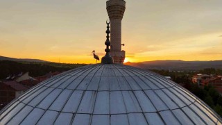Leylekler gün batımını cami kubbesinde karşıladı, mest eden anlar havadan görüntülendi