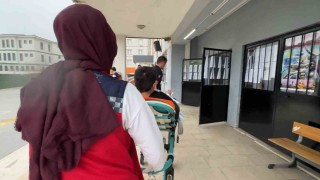LGSde zamana karşı yarış: Esenyurt zabıtası öğrenciyi sınava 30 saniye kala yetiştirdi