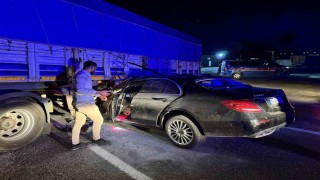 Lüks otomobil benzin istasyonundan çıkan tırın altına girdi: 1i ağır 2 yaralı