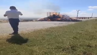 Lüleburgazda saman balyası yüklü römorkta yangın