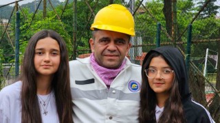Madenciler, çocuklarının öğrenim gördüğü okulda Babalar Gününü kutladı