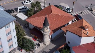 Mahalle adını bu camiden alıyor, minaresindeki zincirler ile dikkat çekiyor