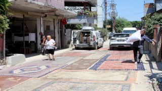 Mahallelinin toz isyanı: Yapılmayan yola halı serdiler