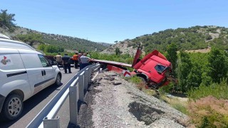 Malatyada çekici bariyerlere çarparak askıda kaldı