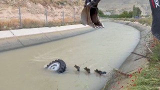 Malatyada traktör kanala uçtu, sürücü son anda kurtuldu