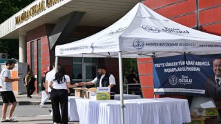 Manisa Büyükşehirden YKS adaylarına su ve limonata ikramı