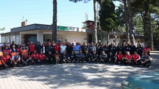 Manisada afet kahramanlarına akreditasyon arması takıldı