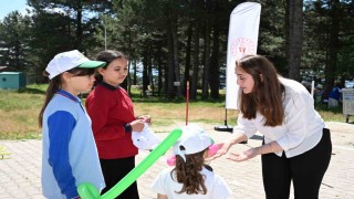 Manisada çocukların uçurtma şenliği neşesi
