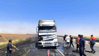 Mardinde seyir halindeki tırda çıkan yangın söndürüldü