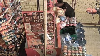 Marketin kapısını kırıp içeri giren çocuklar, marketi talan etti