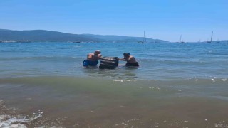 Marmaris Halk Plajında denizden çıkan dev lastik şaşırttı