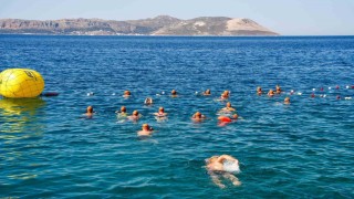 Meis-Kaş Yüzme Maratonunda sporcular dostluk için kulaç attı