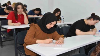 Menemende YKS öncesi prova üniversite amfisinde