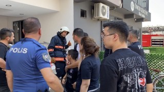 Mersinde 10 katlı binada yangın: Sağlık ekipleri dumandan etkilenenlere müdahale etti