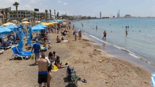 Mersinde deniz sezonu başladı: Rus uçuşlarının iptali bölge turizmini etkiledi