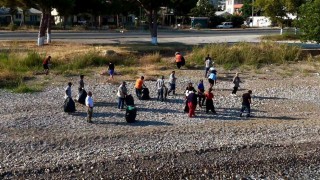 Mersinde gençlerden sahil temizliği seferberliği