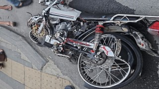 Mersinde otomobille çarpışan motosiklet sürücüsü ağır yaralandı