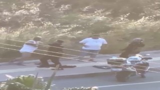 Mersinde üst aramasında polislere direnen şahıslar ile polisler arasında arbede