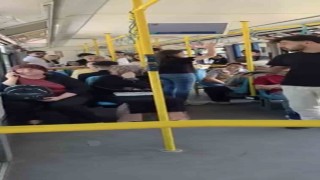 Metroda yüksek sesle konuşma tartışması