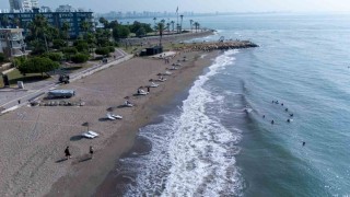 Mezitli Belediyesinden sahillerde ücretsiz şezlong hizmeti