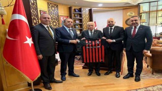MHP Lideri Bahçeliye Süper Lige yükselen Çorum FK forması hediye edildi