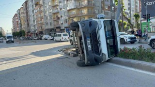 Midibüsün çarptığı servis aracı yan yattı
