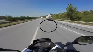 Mikserden düşen malzeme motosiklet sürücüsünü ölümle burun buruna getirdi