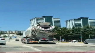 Mikserden taşan beton yola döküldü