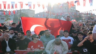 Milli maç heyecanı Bağcılar Meydanında yaşandı