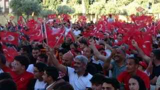 Milli maç heyecanını İHL bahçesinde dev ekranda izlediler