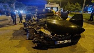 Minibüs ve otomobil çarpıştı: 2 kişi yaralandı
