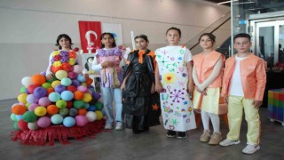 Minik öğrenciler, atıkları kıyafete ve sanat eserine dönüştürüp sergiledi