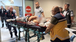 Motosiklet, elektrik direğine çarptı: 1i ağır 2 yaralı