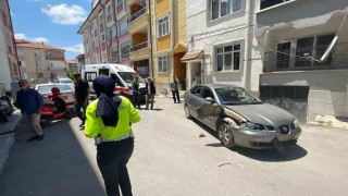 Motosiklet hareket eden otomobile çarptı: Anne ile kızının yaralandığı kaza kameraya yansıdı