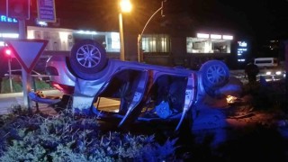 Motosiklet ile çarpışan otomobil takla atarak ters döndü: 1i ağır 4 yaralı