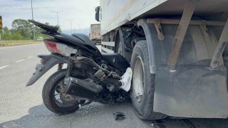 Motosiklet kamyonun tekerleri arasına ok gibi saplandı: Emekli komiser yardımcısı hayatını kaybetti
