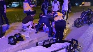 Motosiklet sürücüsü, emniyet şeridinde bekleyen motosikletlere çarptı: 3 yaralı