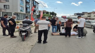 Motosiklet sürücüsü otomobile çarpmamak için frene basınca savruldu: 1 yaralı