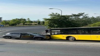 Motosiklete çarpmamak için manevra yapınca karşı şeride geçip otobüse çarptı: 1 yaralı