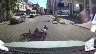Motosikletin otomobile çarpma anı araç kamerasında