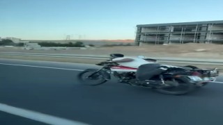Motosikletin üzerine uzandı: Hem kendi hem de arkadaşının canını hiçe saydı