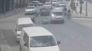 Motosikletteki 2 kişinin ölümden döndüğü kaza kamerada