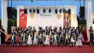 MTK Kolejinde hem mezuniyet hem karne heyecanı