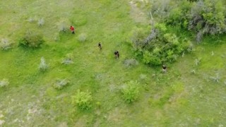 Muhtar, kaçak kazı şüphelilerini dronla görüntüledi