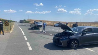 Muratlıda kavşakta iki otomobil çapıştı: 3 yaralı