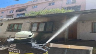 Müstakil evin çatısına çıkan yangın büyümeden söndürüldü