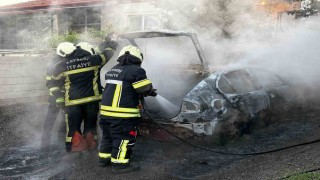 Müstakil evin otoparkında alev alan otomobil küle döndü