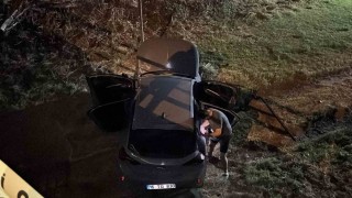 Navigasyon yanlış yolu gösterdi, dereye uçtu: 1 yaralı