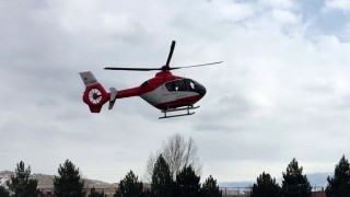 Nefes darlığı yaşayan hasta ambulans helikopterle Erzincana sevk edildi