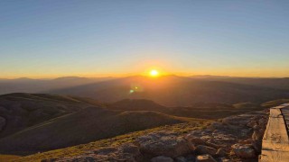 Nemrut Dağında gün doğumu ve gün batımı yoğun ilgi görüyor